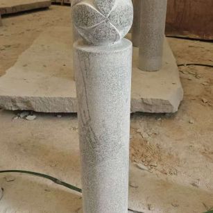 绥化 芝麻白花岗岩石材挡车石柱、停车柱、圆柱挡车柱、方柱挡车柱等