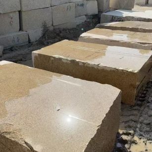 绥化 黄金麻方料堆场洗料分选中，原材料充足