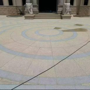 绥化 黄金麻芝麻灰花岗岩石材地铺拼接效果