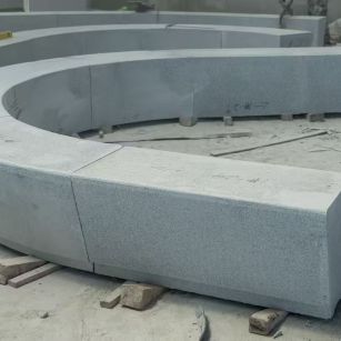 绥化 芝麻白花岗岩光面弧形坐凳