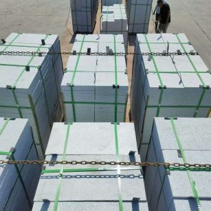 绥化 芝麻白花岗岩5公分地铺石 花岗岩厂家工厂装车日常