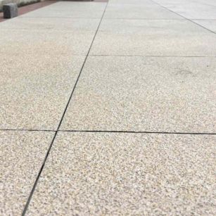 绥化 黄金麻花岗岩石板材荔枝面地面铺装效果