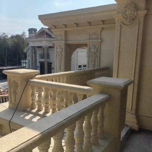 绥化 黄金麻别墅外墙干挂雕花配合阳台栏杆花瓶柱