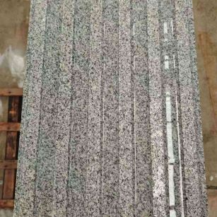 绥化 芝麻白花岗岩荔枝面雕刻盲道，盲条