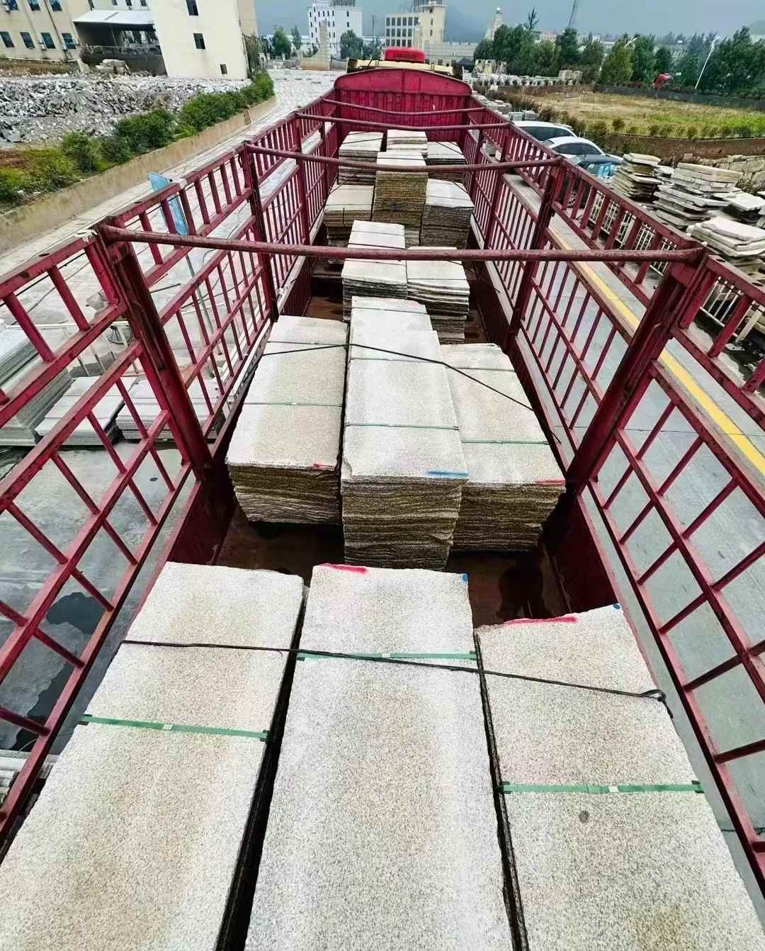 绥化 黄金麻花岗岩荔枝面，光面毛板装车完成