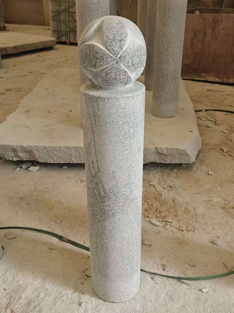 绥化 芝麻白花岗岩石材挡车石柱、停车柱、圆柱挡车柱、方柱挡车柱等