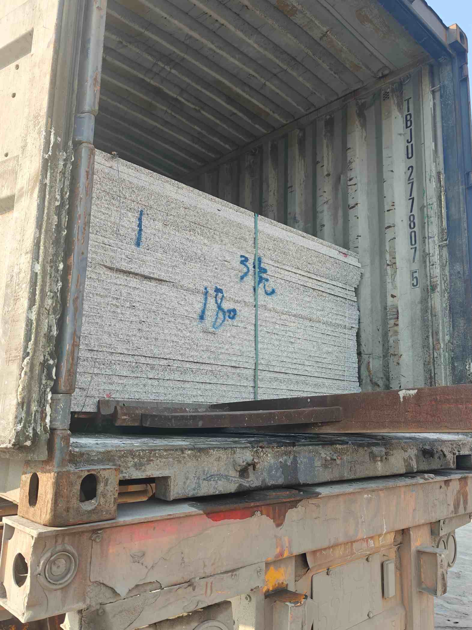 绥化 芝麻白花岗岩石材3.0公分光面毛板装柜出货