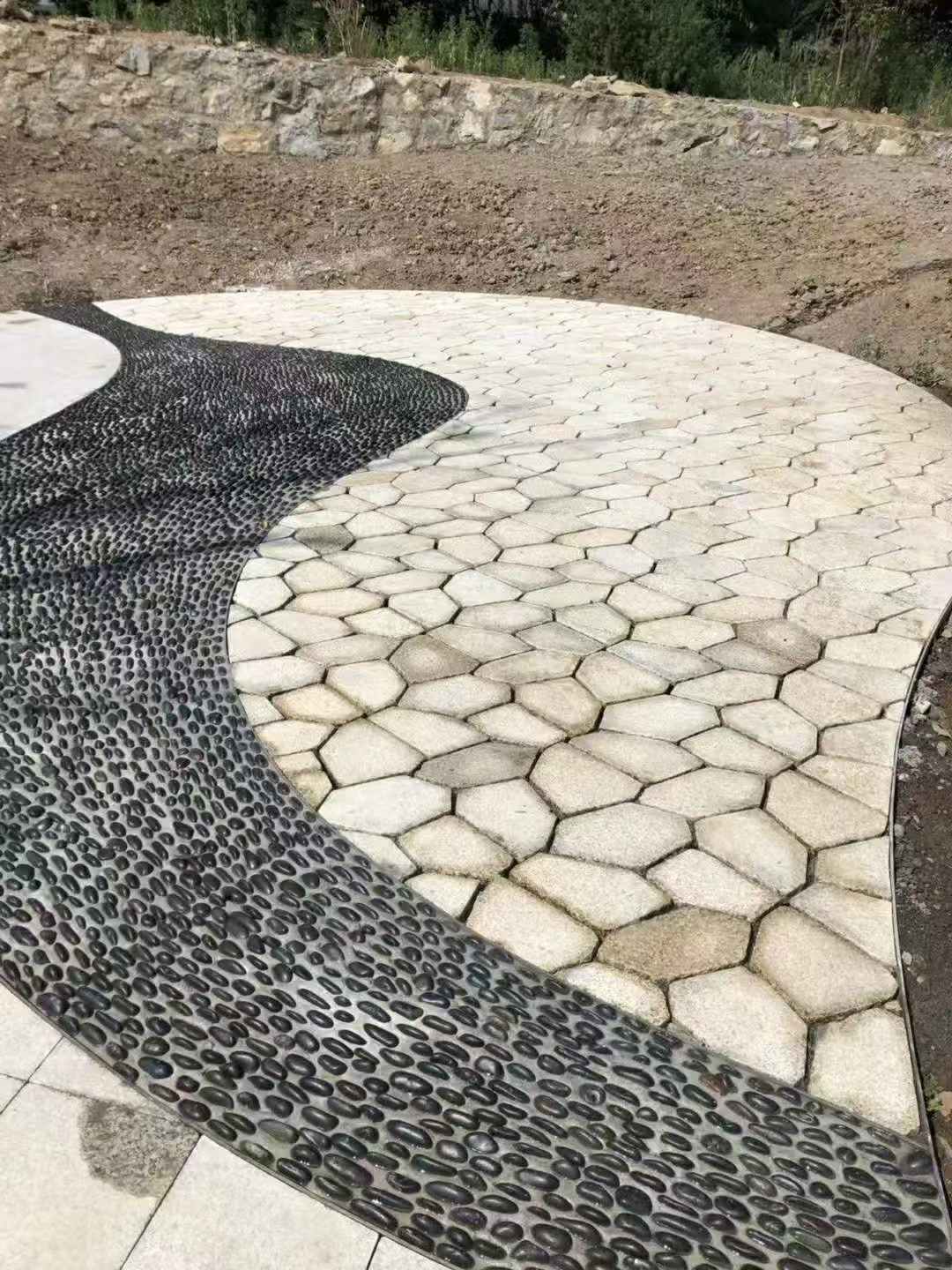 绥化 黄金麻冰裂纹地铺石工地铺装案例