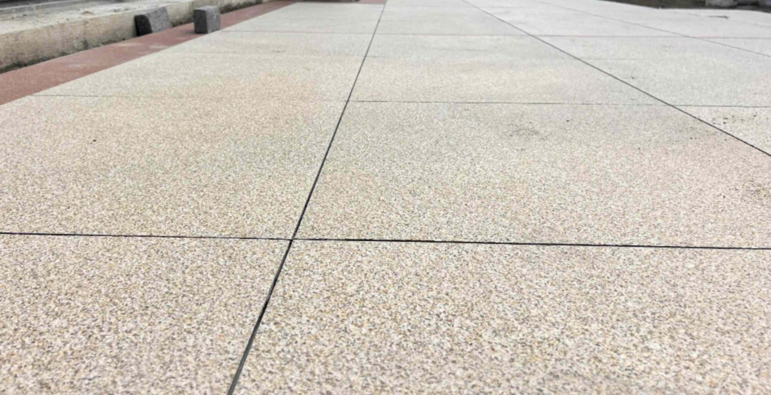 绥化 黄金麻花岗岩石板材荔枝面地面铺装效果