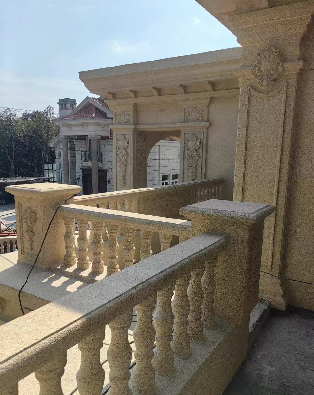 绥化 黄金麻别墅外墙干挂雕花配合阳台栏杆花瓶柱