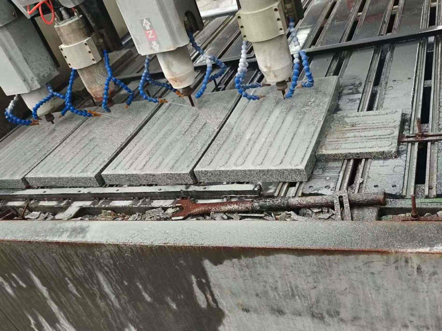 绥化 芝麻白花岗岩荔枝面盲道雕刻