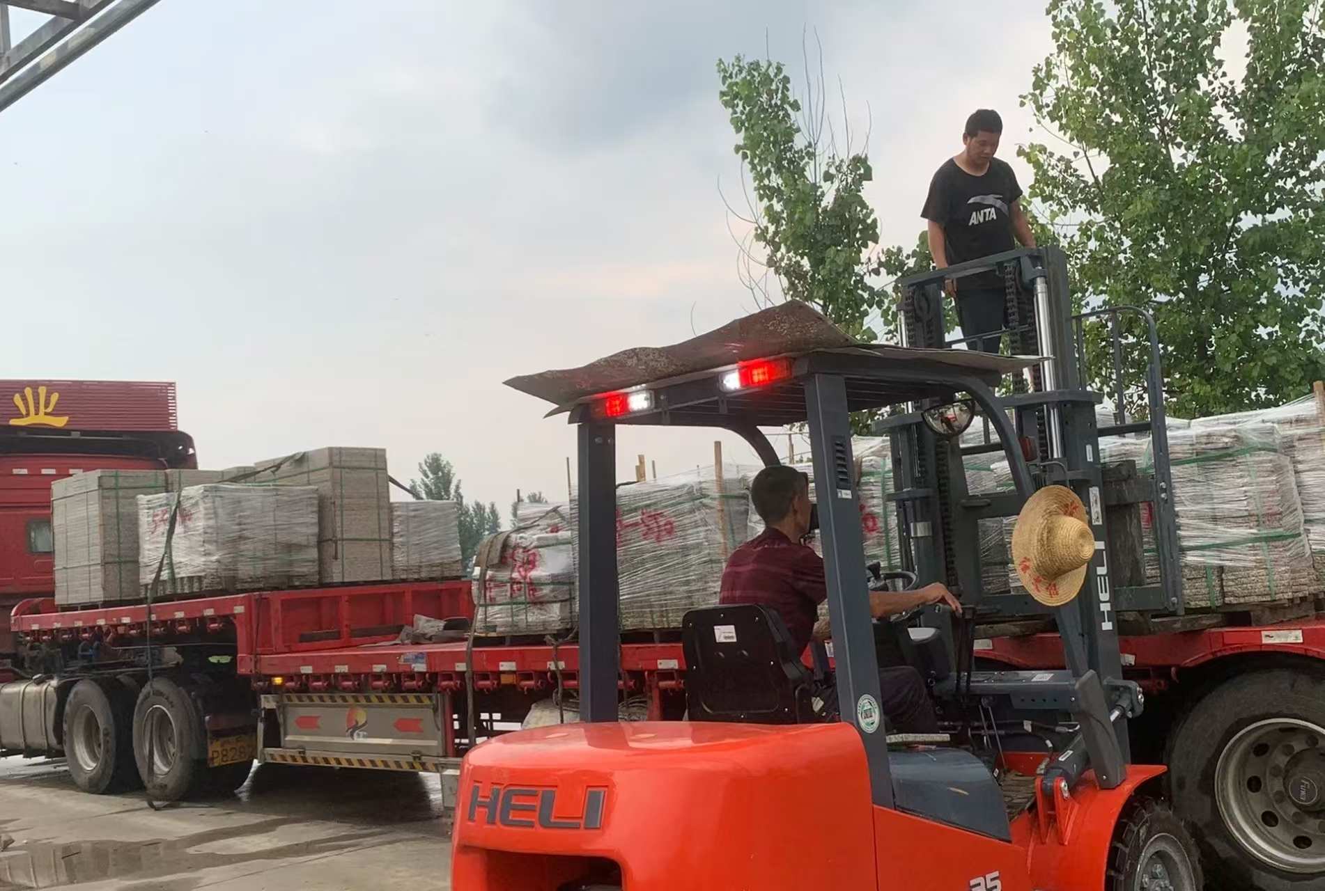 绥化 黄金麻冰裂纹，地铺石装车