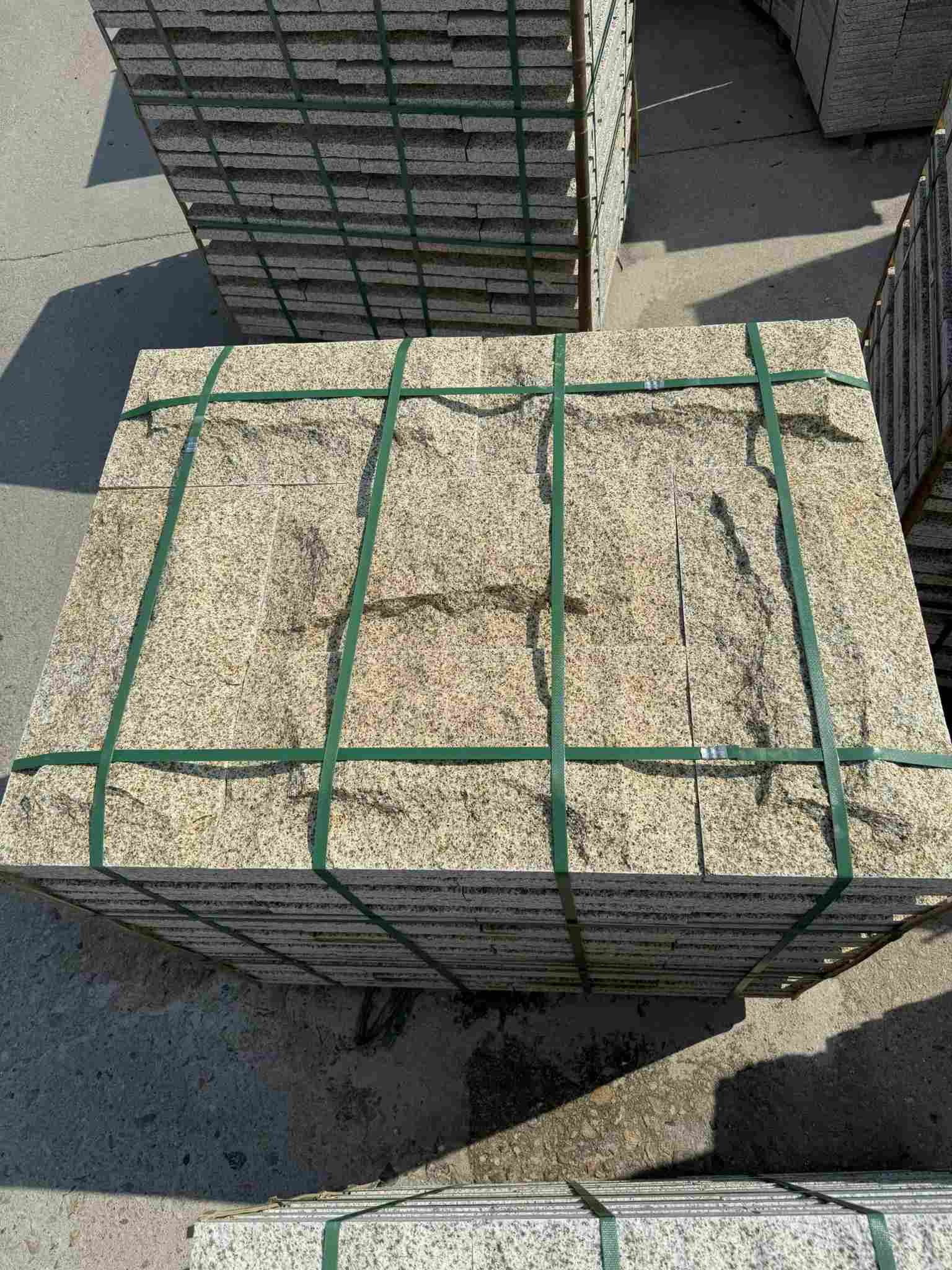 绥化 黄金麻花岗岩石材自然面蘑菇石成品