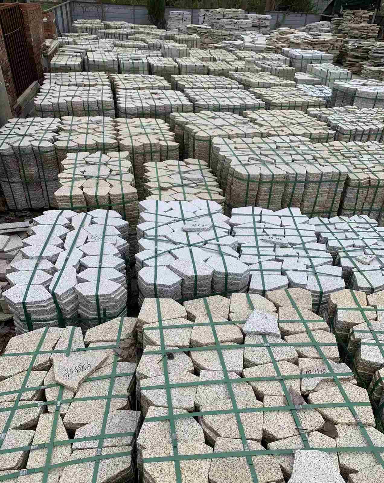 绥化 黄金麻白麻花岗岩荔枝面地铺石(冰裂纹)