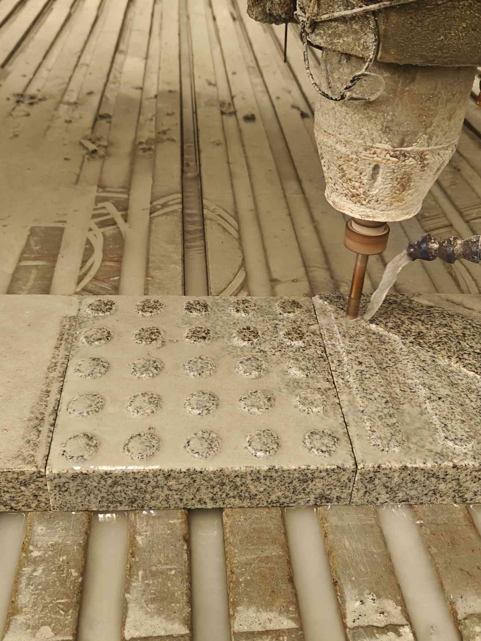 绥化 芝麻白花岗岩石材盲人石、盲道石、盲点石