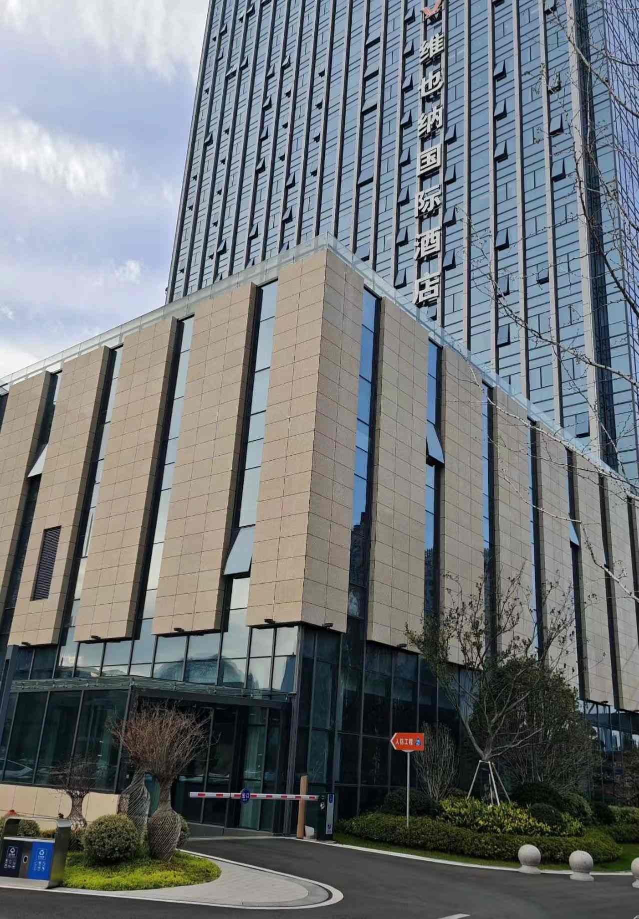 绥化 黄金麻花岗岩外墙干挂