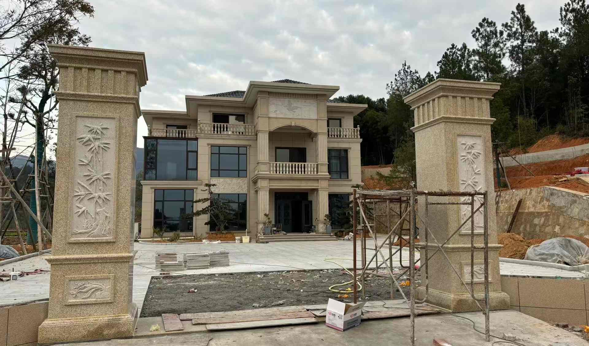 绥化 黄金麻花岗岩别墅雕花外墙干挂配上门口雕花罗马柱