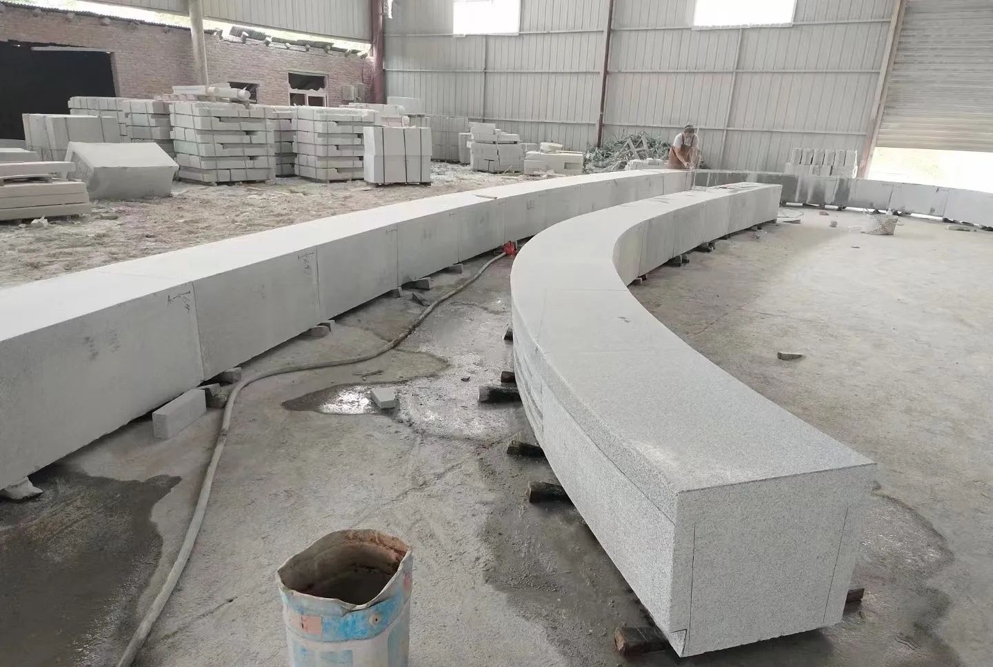 绥化芝麻白花岗岩石板材 园林光面弧形坐凳