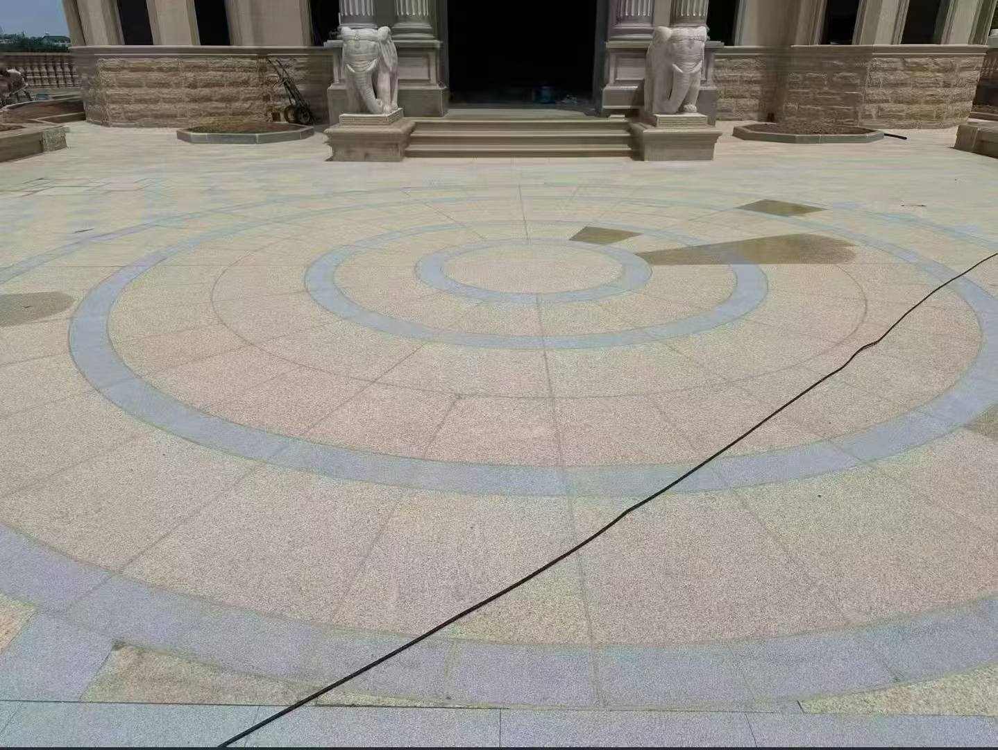 绥化 黄金麻芝麻灰花岗岩石材地铺拼接效果