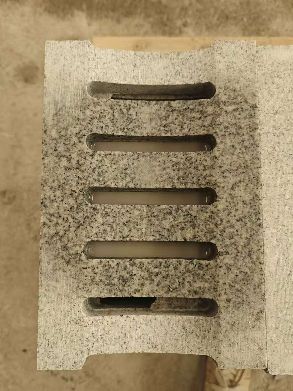 绥化 芝麻白拉丝面花岗岩U型开槽排水槽