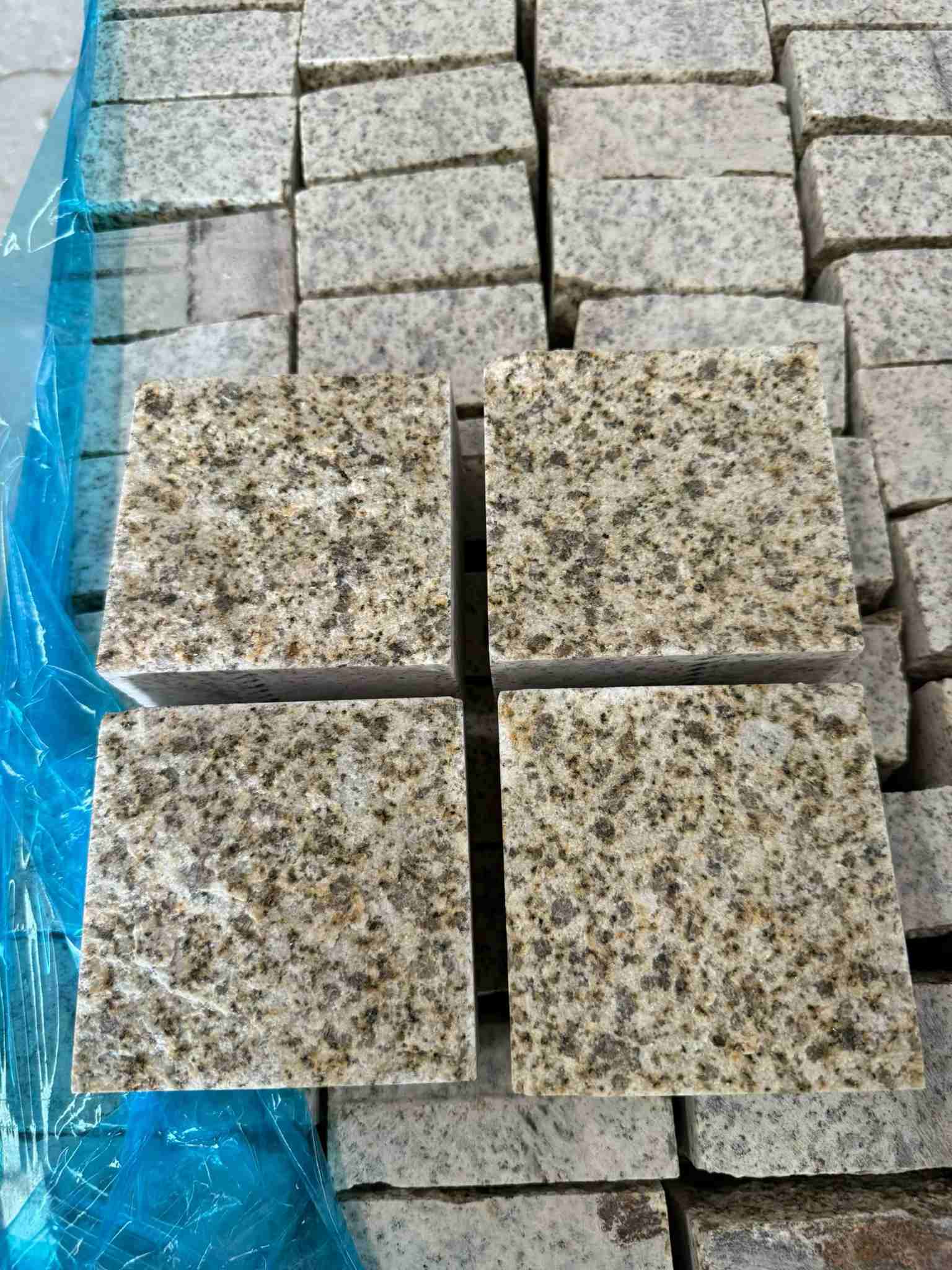 绥化 黄金麻花岗岩自然面小方块，弹石，马蹄石等