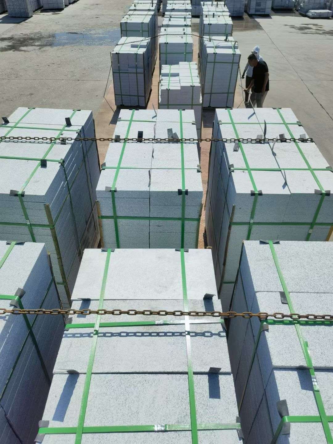 绥化 芝麻白花岗岩5公分地铺石 花岗岩厂家工厂装车日常