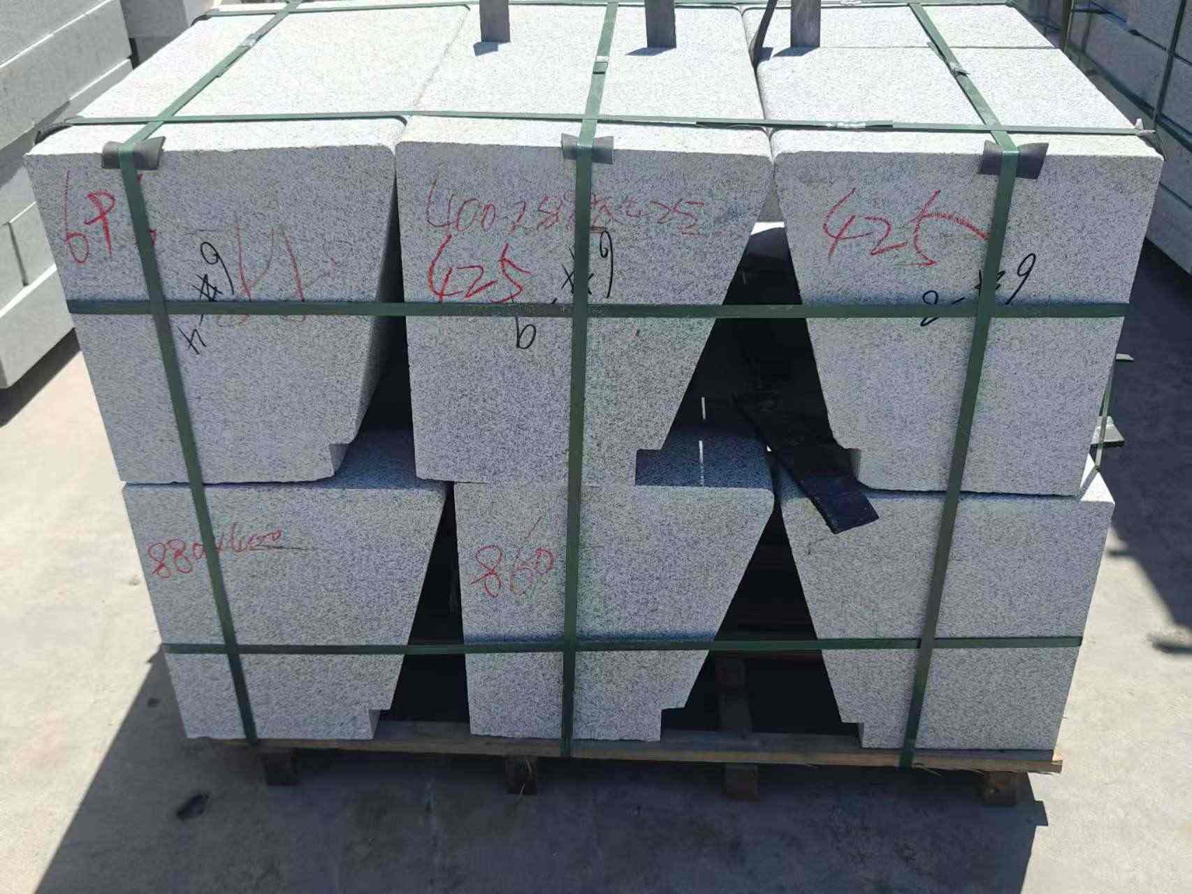 绥化 芝麻白异形坐凳，石凳