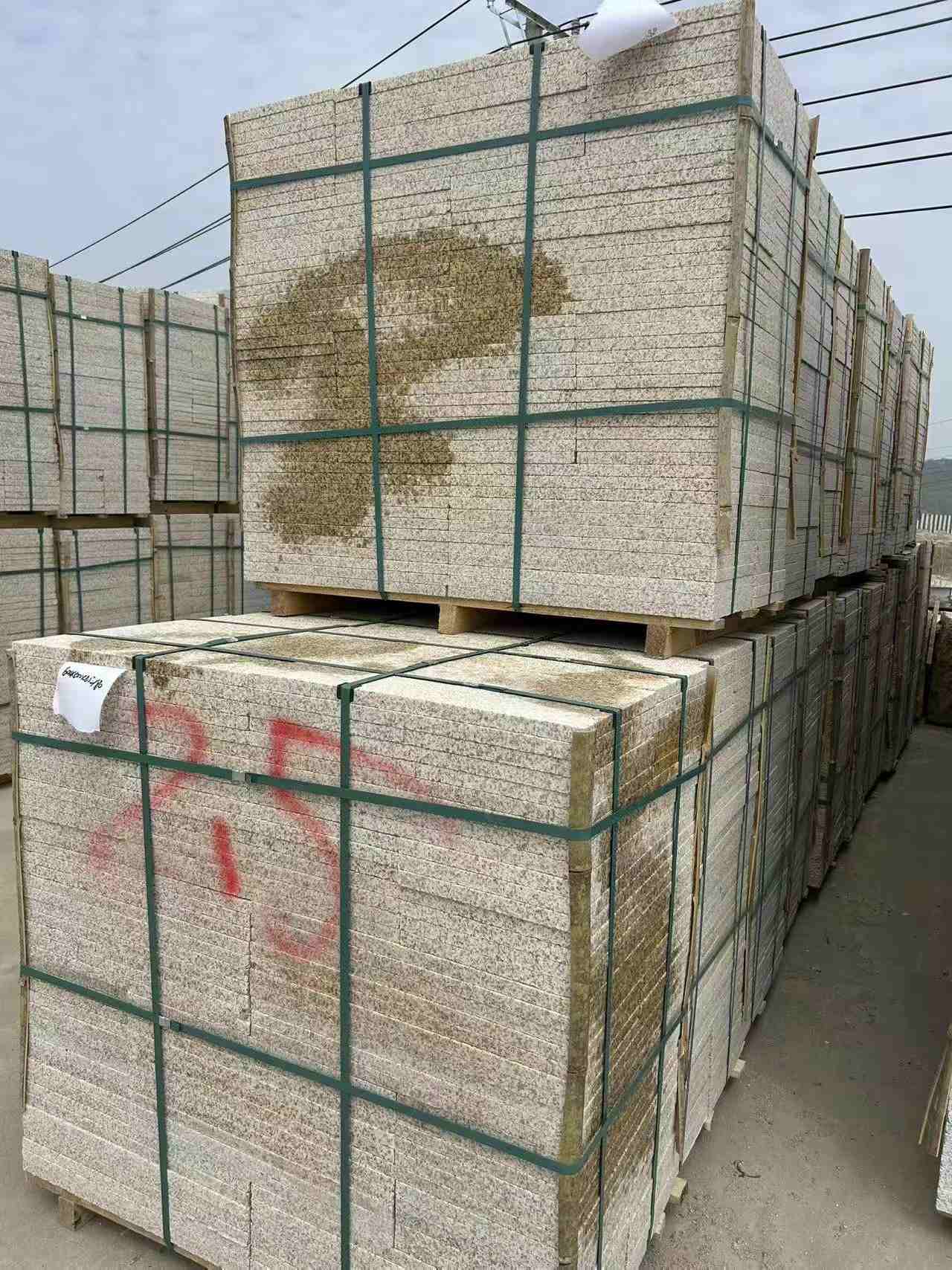 绥化 黄金麻花岗岩石材荔枝面地铺石2.5*300*600