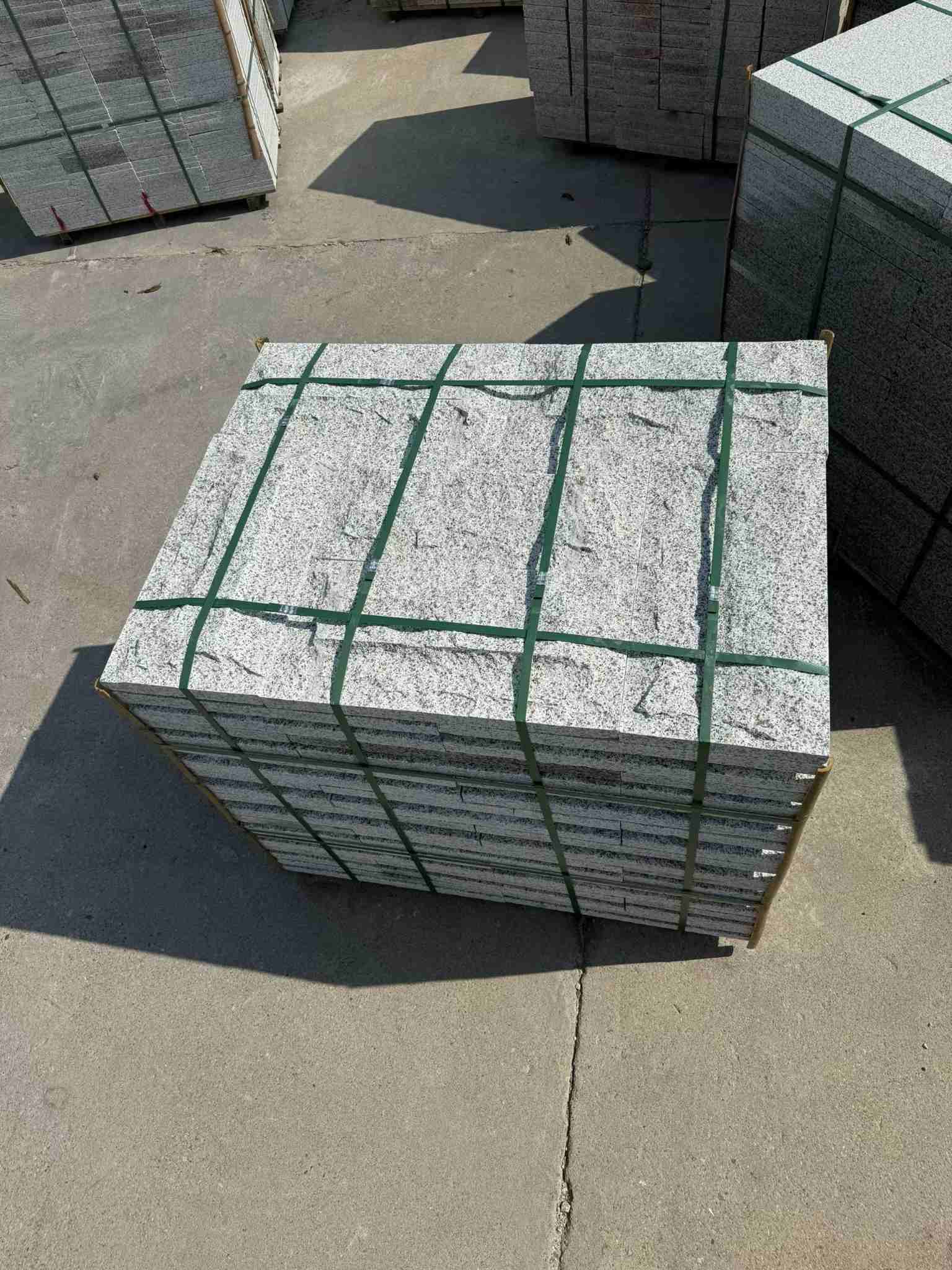 绥化 白麻花岗岩石材自然面蘑菇石成品