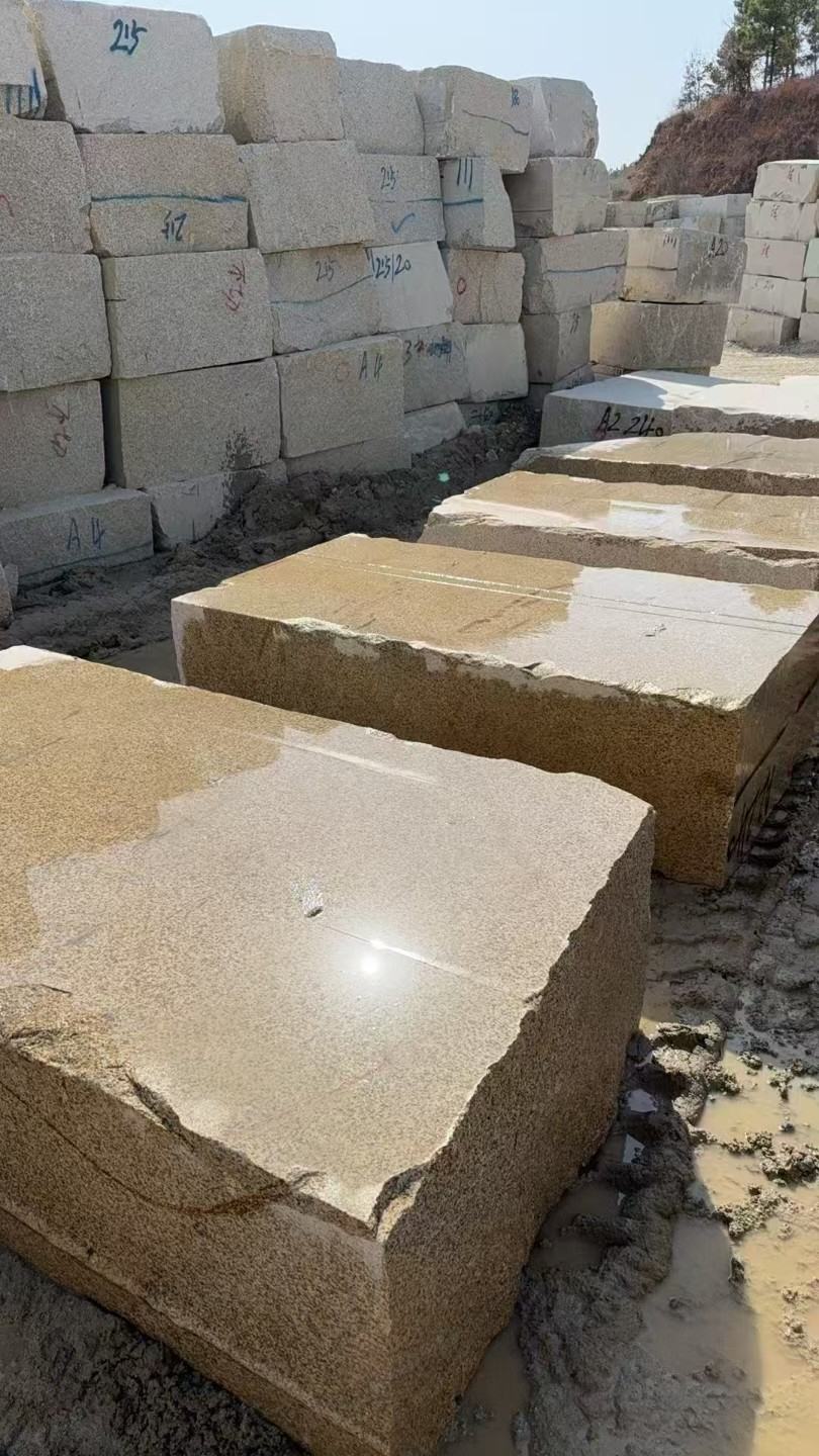 绥化 黄金麻方料堆场洗料分选中，原材料充足