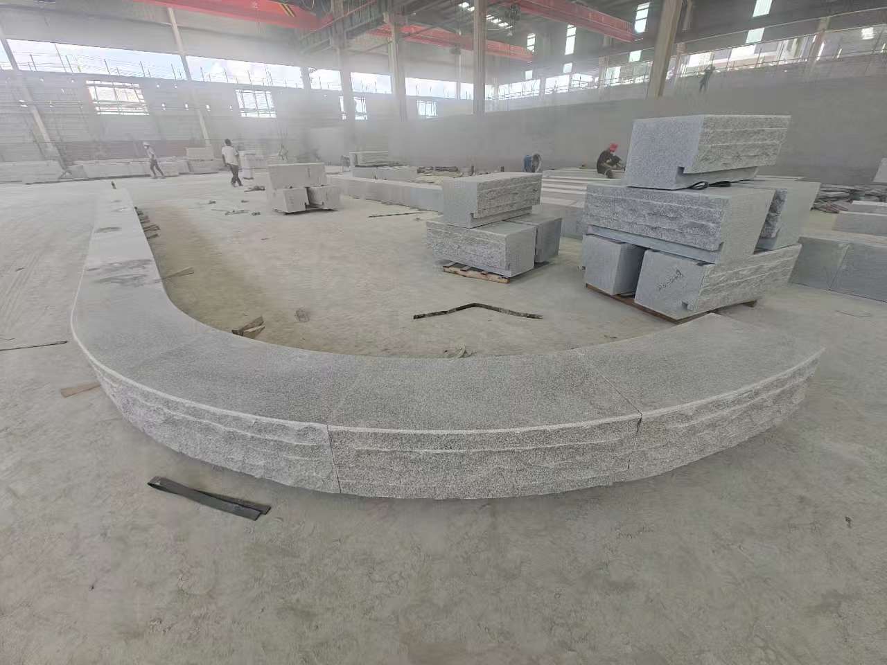 绥化 芝麻白异形坐凳，自然面光面弧形加工