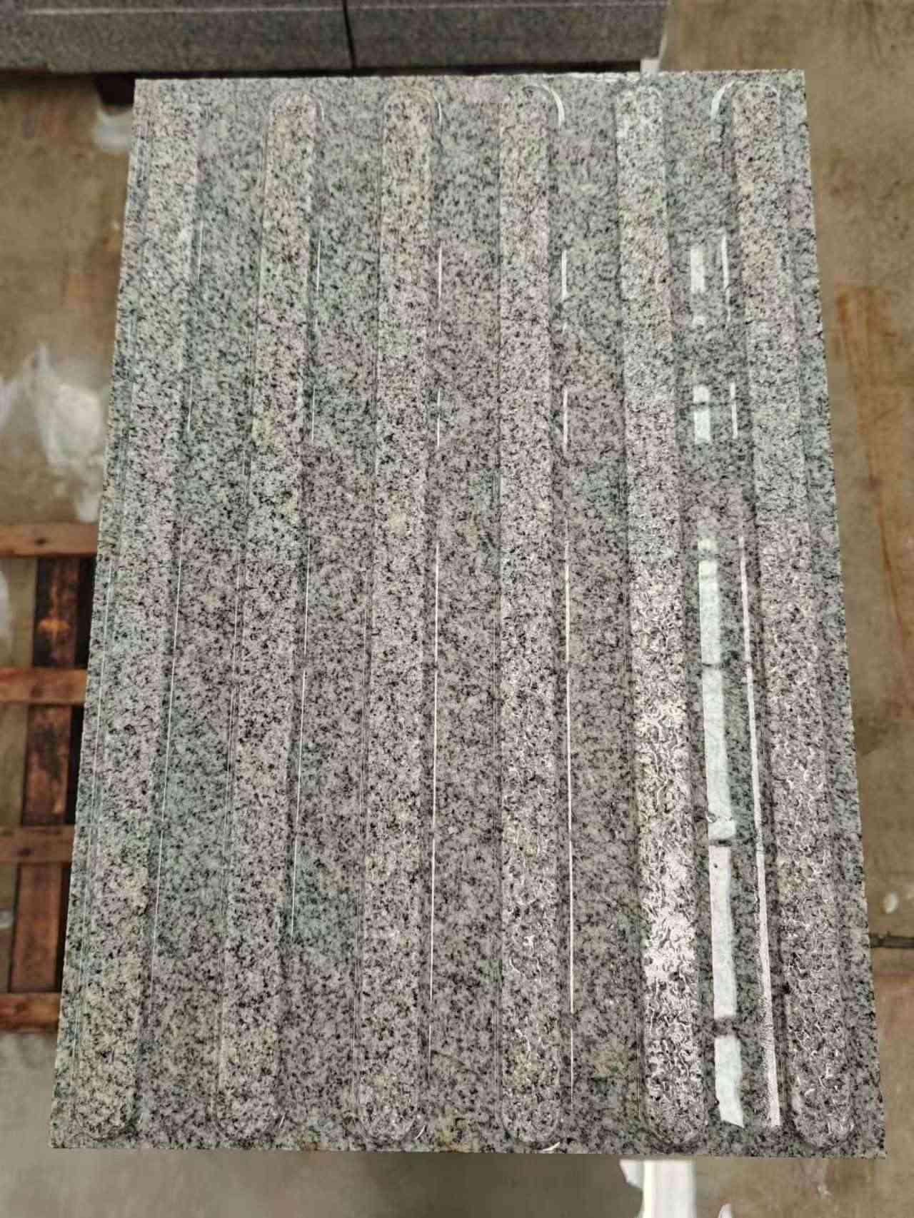 绥化 芝麻白花岗岩荔枝面雕刻盲道，盲条