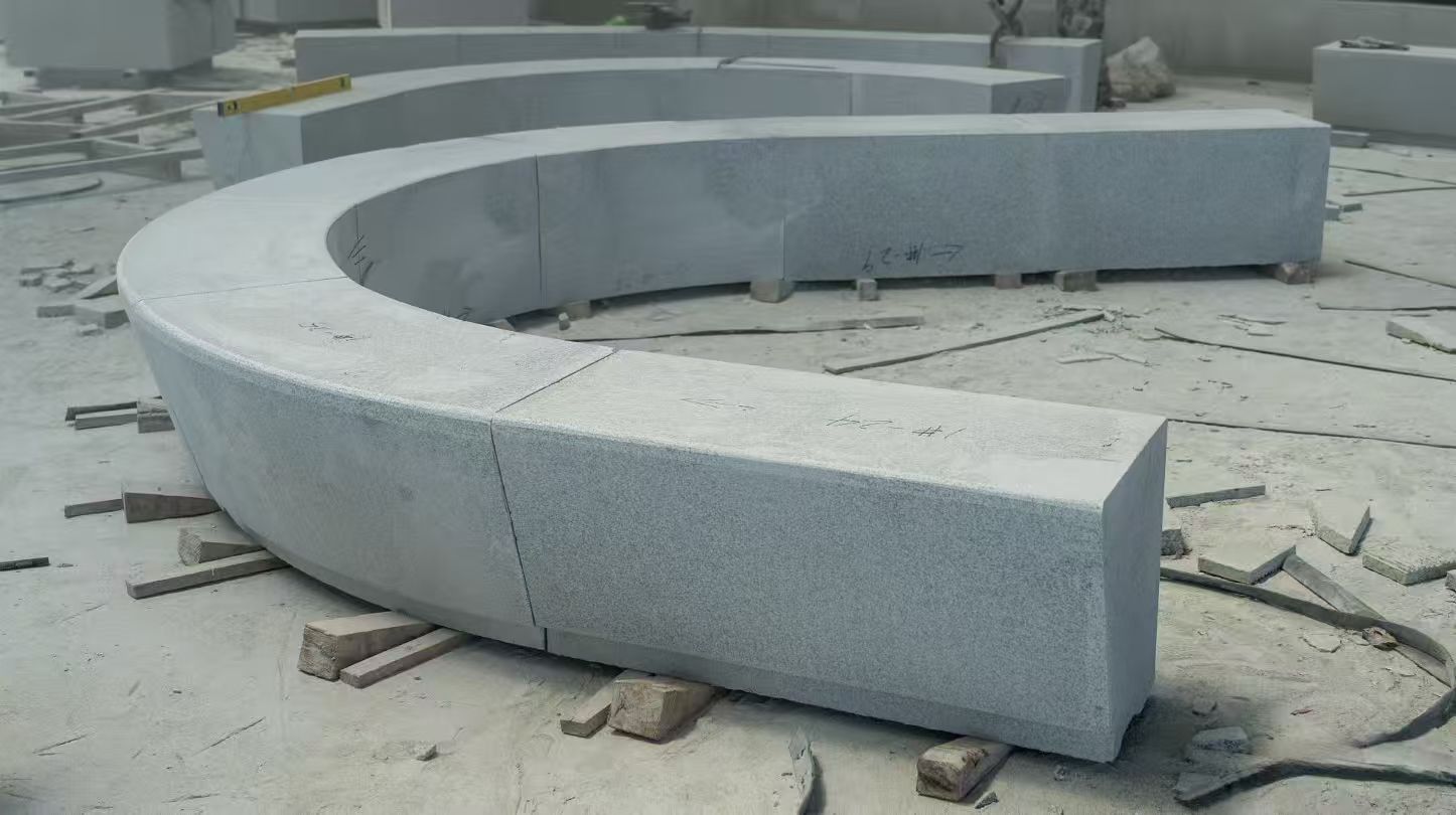 绥化 芝麻白花岗岩光面弧形坐凳